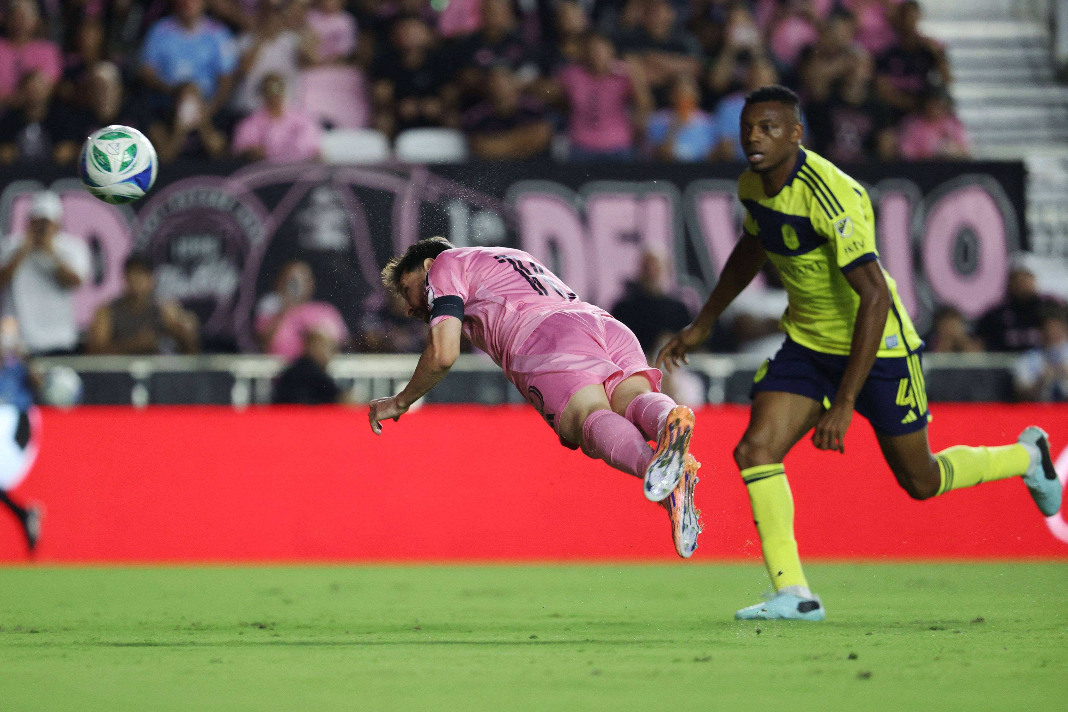 梅西完成帽子戏法，再度征服球迷