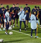 包含大名单公布，国家队备战世界杯迎挑战的词条