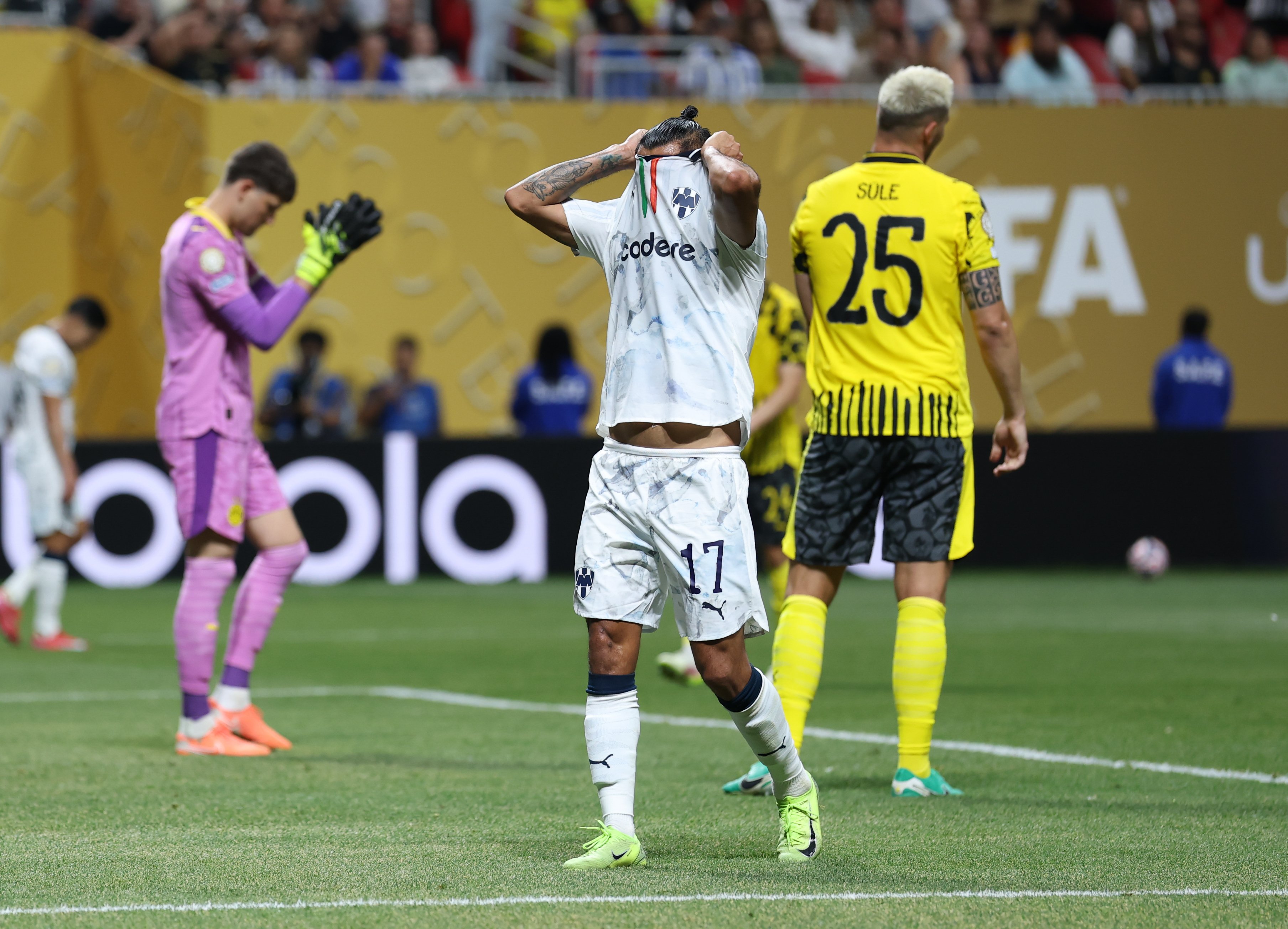 多特蒙德前锋叫什么