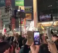 利物浦主场大胜，球迷狂欢庆祝胜利(利物浦主场大胜,球迷狂欢庆祝胜利英文)